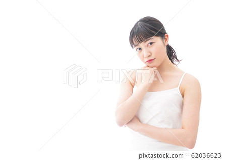 患有美麗的年輕女子 62036623