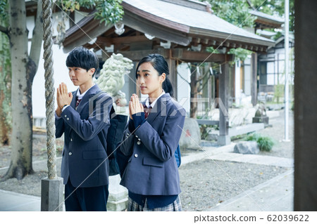 高中夫婦參觀神社 高中夫婦參觀神社 62039622