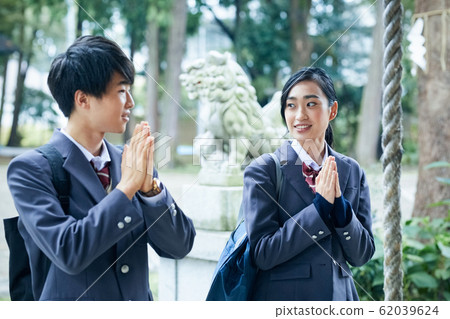 高中夫婦參觀神社 高中夫婦參觀神社 62039624