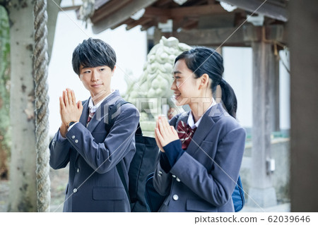 高中夫婦參觀神社 62039646