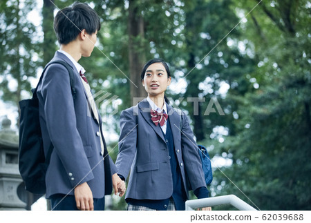 High school couple going to and from school 62039688