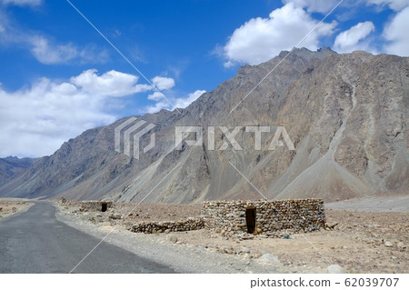 A road from India's northernmost Ladakh to the Pakistan border, riding a bike through the Cardonra Pass and Nubra Valley 62039707