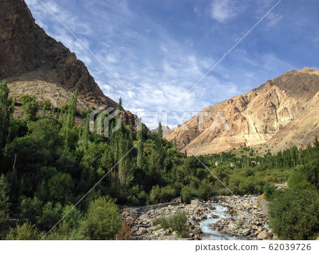 A road from India's northernmost Ladakh to the Pakistan border, riding a bike through the Cardonra Pass and Nubra Valley A road from India's northernmost Ladakh to the Pakistan border, riding a bike through the Cardonra Pass and Nubra Valley 62039726