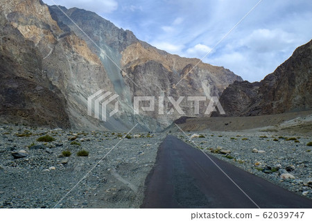 A road from India's northernmost Ladakh to the Pakistan border, riding a bike through the Cardonra Pass and Nubra Valley A road from India's northernmost Ladakh to the Pakistan border, riding a bike through the Cardonra Pass and Nubra Valley 62039747