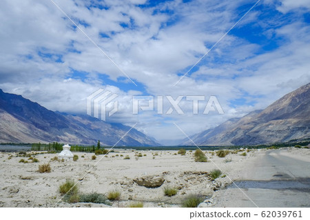 A road from India's northernmost Ladakh to the Pakistan border, riding a bike through the Cardonra Pass and Nubra Valley 62039761