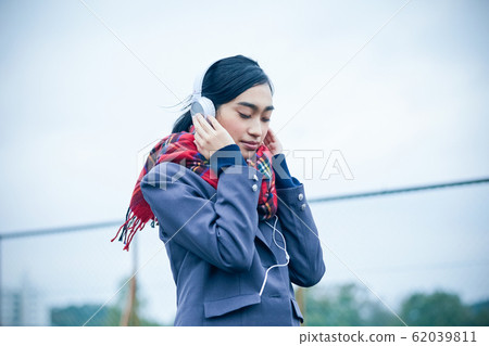 High school student listening to music 62039811