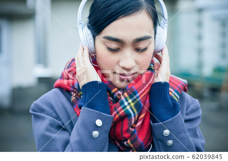 High school student listening to music 62039845