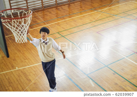 高中學生打籃球 高中學生打籃球 62039907