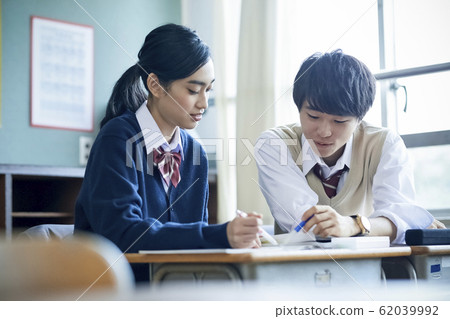 High school student men and women studying 62039992