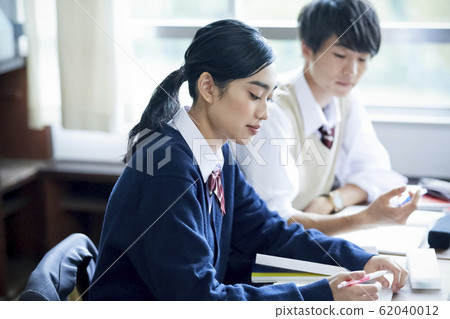 High school student men and women studying High school student men and women studying 62040012