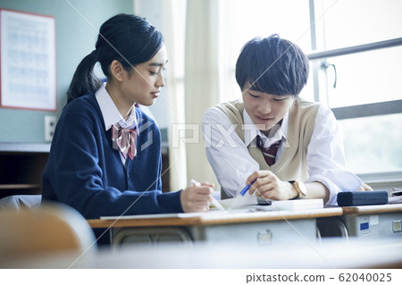 High school student men and women studying High school student men and women studying 62040025