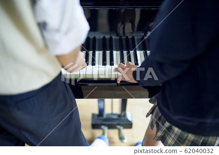 高中情侶彈鋼琴 62040032