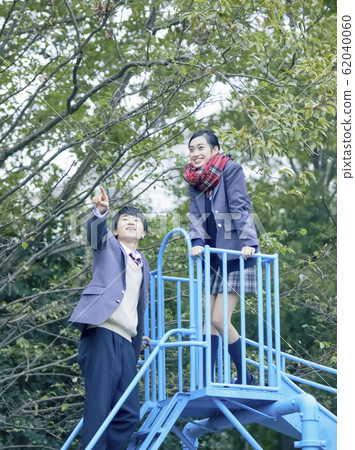 高中情侶在公園裡玩 高中情侶在公園裡玩 62040060