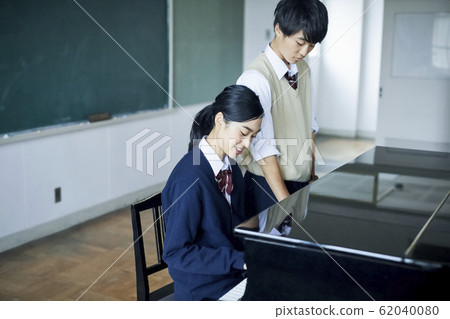 高中情侶彈鋼琴 62040080