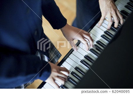 High school couple playing the piano 62040095