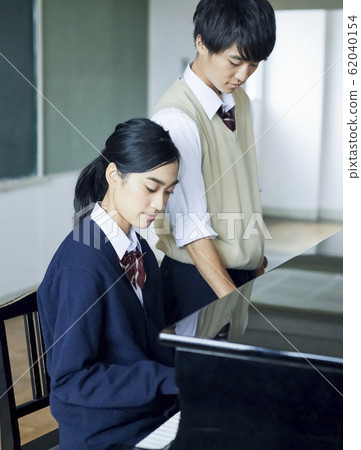 High school couple playing the piano 62040154