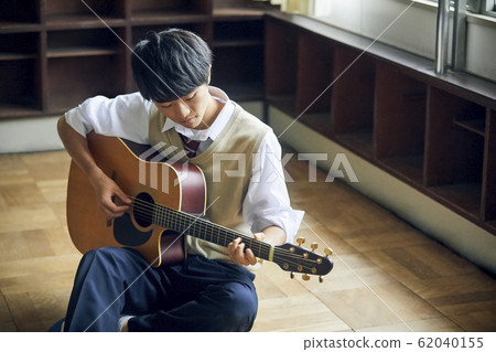 高中學生彈吉他 62040155