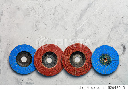 Set of grinding abrasive emery discs for grinding 62042643