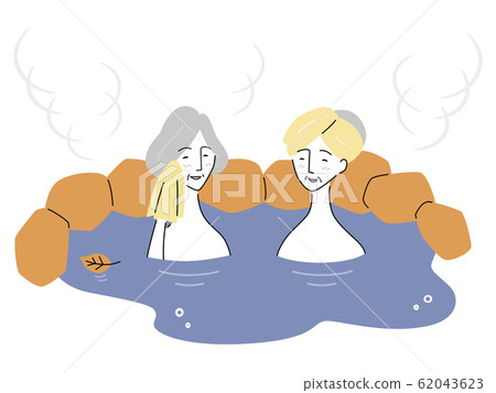 露天浴的高級婦女 62043623