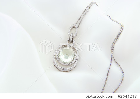 White Gold Pendant With Green Amethyst 62044288