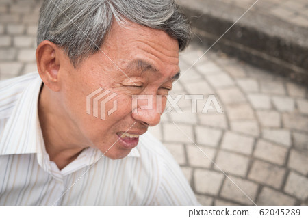 old man senior screaming shouting with pain 62045289