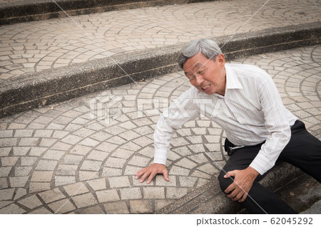 old man falling down, senior accident 62045292