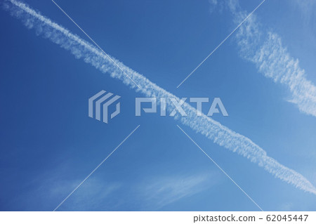 白色的凝結尾跡掉進了藍天 62045447