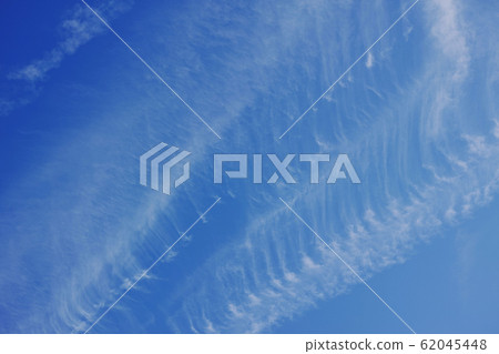 藍天中的捲雲，或破碎的軌跡。 62045448