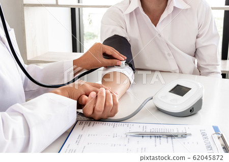 The doctor measured blood pressure, the patient examined the heartbeat and talked about health care closely The doctor measured blood pressure, the patient examined the heartbeat and talked about health care closely 62045872