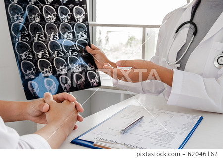 Female doctors, specialists in treatment, make an appointment to meet patients after x-ray and give advice, explain medical information and diagnose the disease. Concept of treatment and good health Female doctors, specialists in treatment, make an appointment to meet patients after x-ray and give advice, explain medical information and diagnose the disease. Concept of treatment and good health 62046162