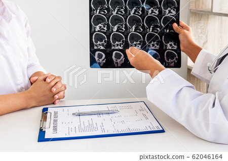 Female doctors, specialists in treatment, make an appointment to meet patients after x-ray and give advice, explain medical information and diagnose the disease. Concept of treatment and good health Female doctors, specialists in treatment, make an appointment to meet patients after x-ray and give advice, explain medical information and diagnose the disease. Concept of treatment and good health 62046164