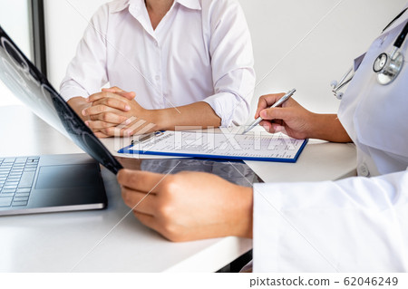 Female doctors, specialists in treatment, make an appointment to meet patients after x-ray and give advice, explain medical information and diagnose the disease. Concept of treatment and good health 62046249