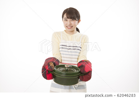 Woman cooking image Woman cooking image 62046283