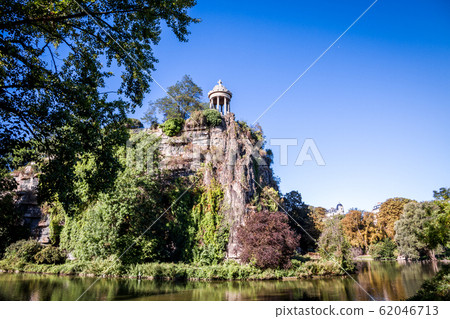 Sibyl temple and lake in Buttes-Chaumont Park, Sibyl temple and lake in Buttes-Chaumont Park, 62046713