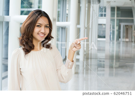 business woman pointing sideway to blank space, business woman pointing sideway to blank space, 62046751
