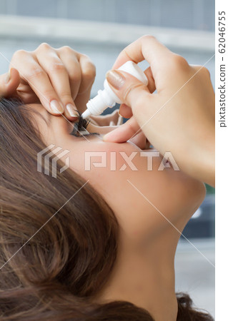 woman using eye drop, eye lubricant wrongly, woman using eye drop, eye lubricant wrongly, 62046755