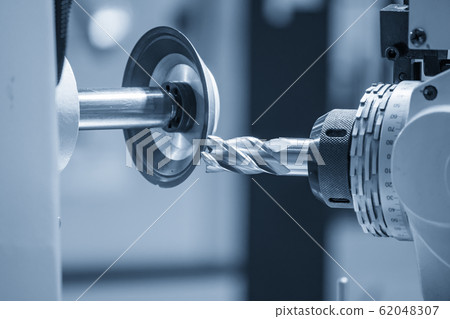 The operation of cutting tool making machine. 62048307