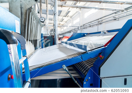 Industrial washed laundry perssing for big amount of textiles Industrial washed laundry perssing for big amount of textiles 62051093