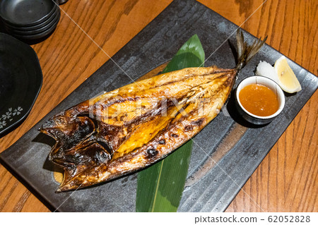 Freshly grilled Japannese robatayaki mackerel fish 62052828