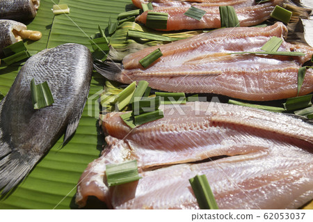 Set of sun dried gourami fish on Banana leaf / Set of sun dried gourami fish on Banana leaf / 62053037