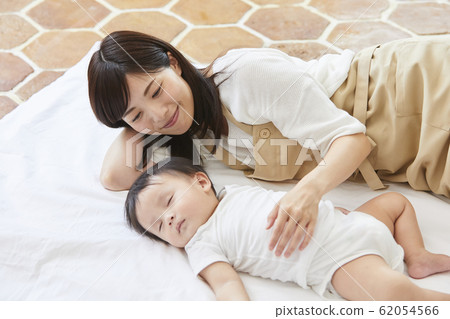 Baby and mother 62054566