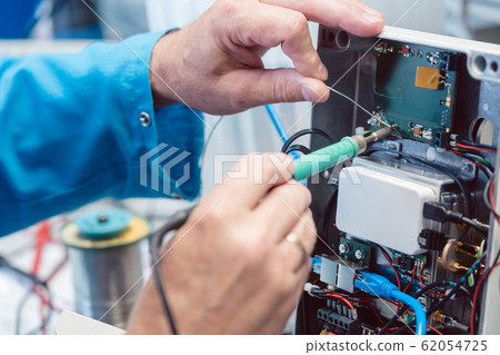 Electronics engineer troubleshooting defects in a hardware product 62054725