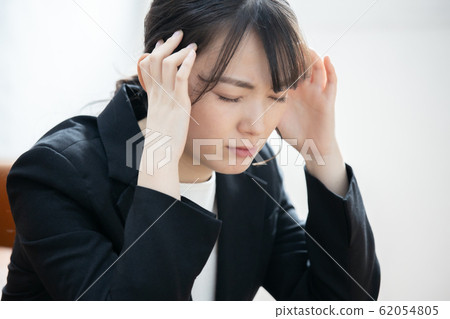 不適的年輕女子抑鬱 62054805