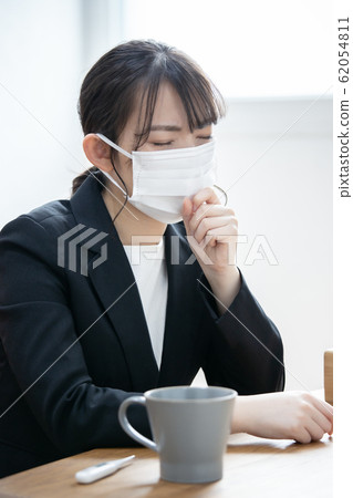 年輕女子感冒 62054811