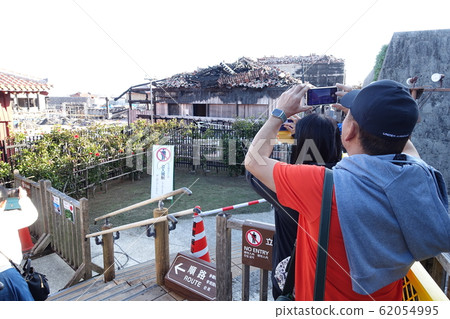 遊客參觀廢墟的首里城遺址(沖繩)2019年12月 遊客參觀廢墟的首里城遺址(沖繩)2019年12月 62054995