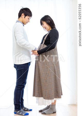 Married couple's maternity photo 62055356