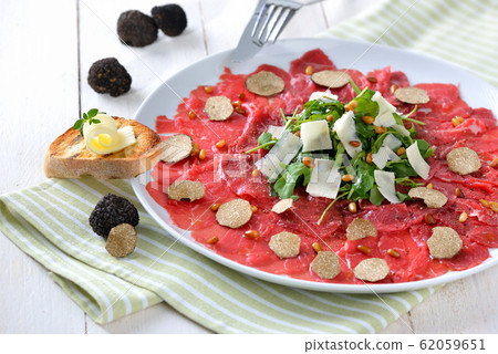 Beef carpaccio with fresh black truffles Beef carpaccio with fresh black truffles 62059651