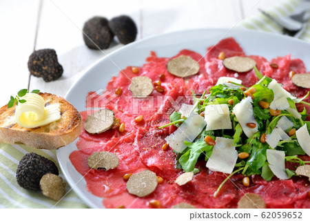 Beef carpaccio with fresh black truffles Beef carpaccio with fresh black truffles 62059652