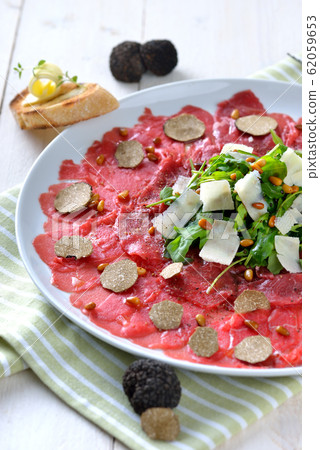 Beef carpaccio with fresh black truffles Beef carpaccio with fresh black truffles 62059653