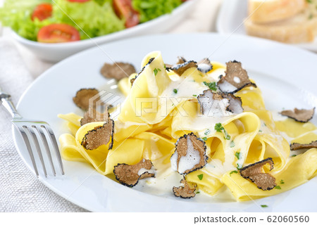Pasta with truffles 62060560